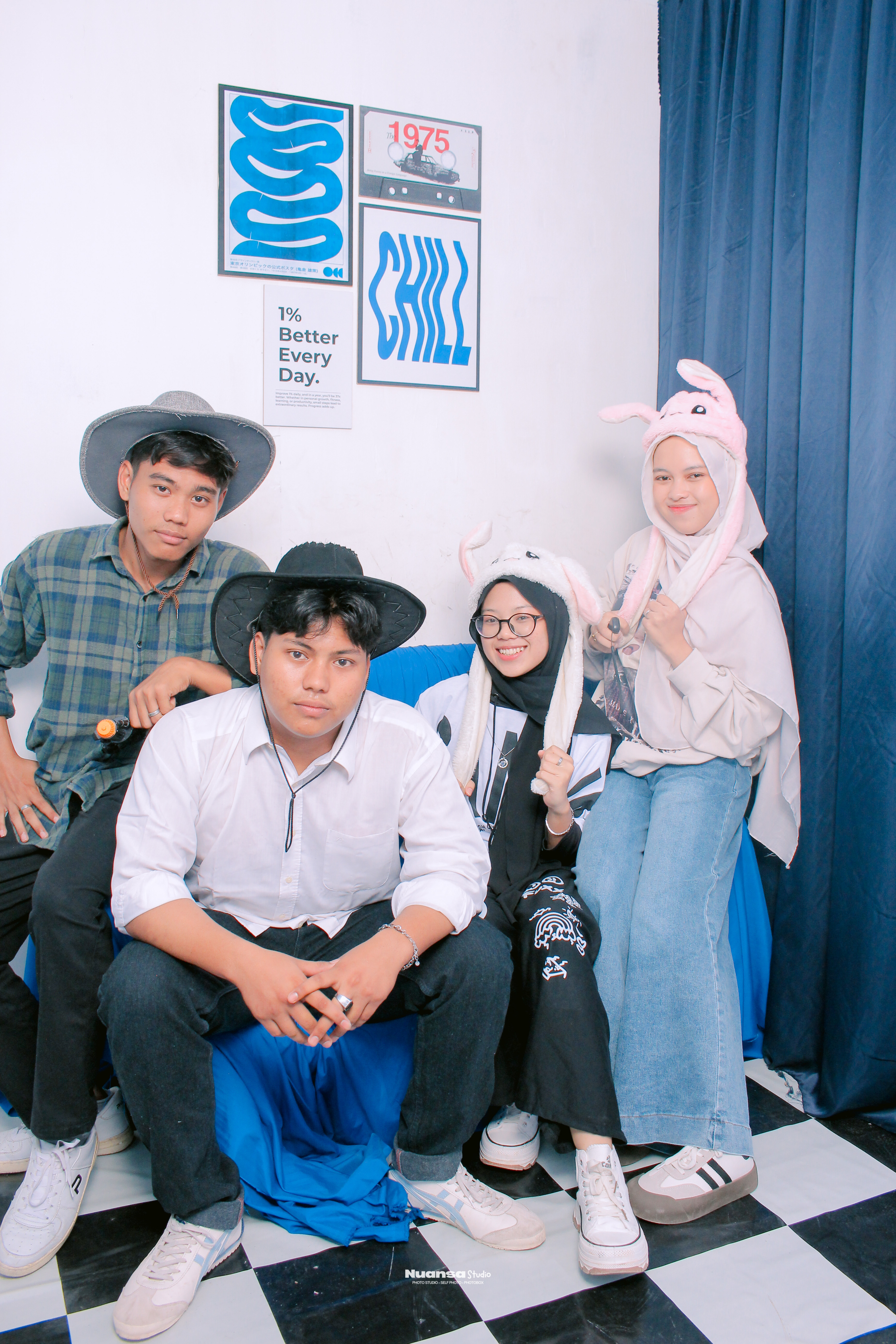Blue Room 4 Orang